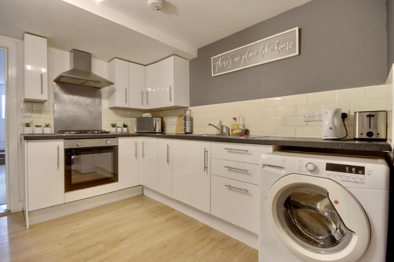 Southsea Getaway Apartment With Pool Table And Hot Tub Portsmouth Eksteriør bilde